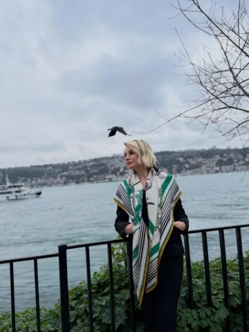 Bir tarafta savaşın karanlığı, kaos ve belirsizlik… İnsanların evlerini, sevdikl