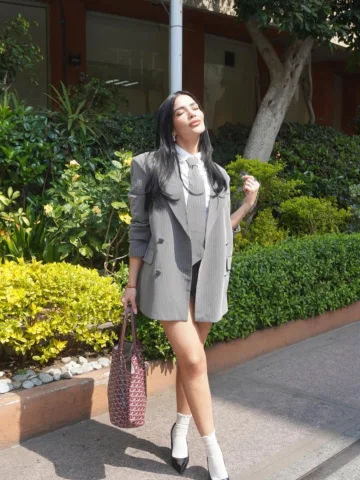 De junta en junta… pero siempre @FashionNova 💼✨ 
🔍 Saco waist asymmetrical Gri