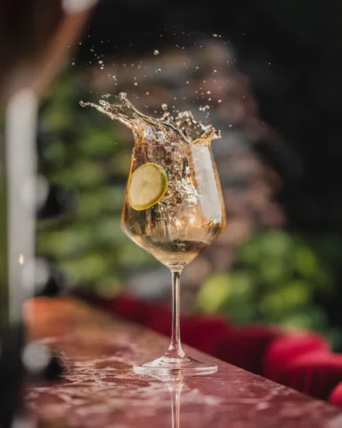 No todos los días son iguales.
Mezcal Spritz o Dry Martini.
Elige tu mood.

Te e