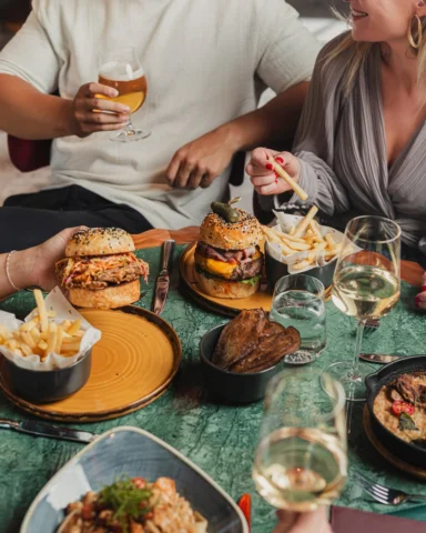 Así se vive el domingo: amigos, buena mesa y un plan que se alarga.

Los esperam