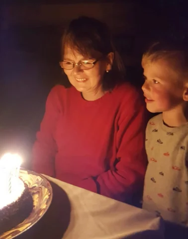 Aujourd’hui, c’est ton anniversaire, maman ❤️. En ce jour, je pense à toi et j’e