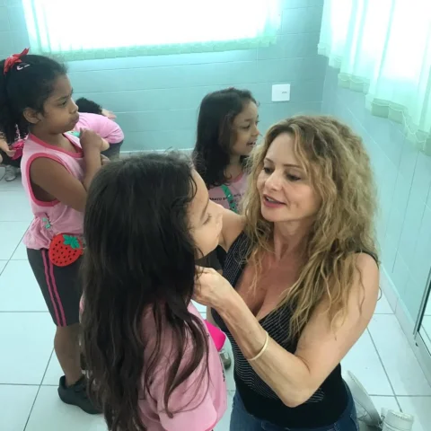 “ Ensino essas garotas a arte de atuar, mas também a terem voz, a saberem se val
