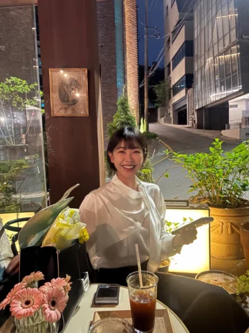 설레이는 날씨에 여자에게 꽃 선물 받았어요 
ㅅrㄹ6ㅎH 🤍 📕📕