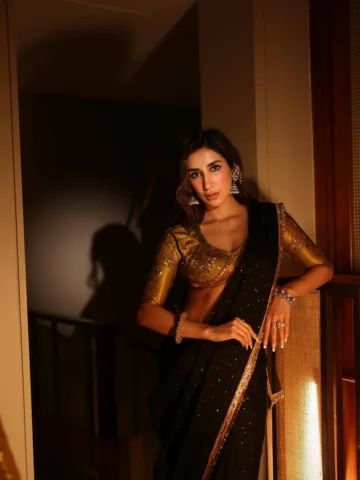 Desi Girl Forever

Photographer - @aishwaryaa.nayak 
Styled by - @stylekhat 
Wea