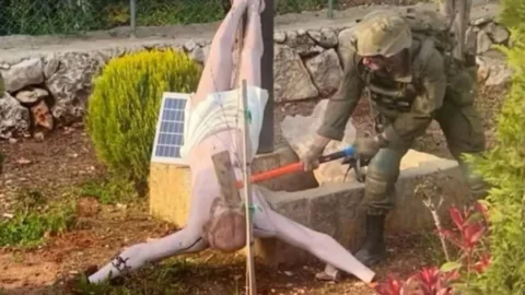 Um soldado israelense atacou uma imagem de Jesus no  Líbano. Seus superiores dis