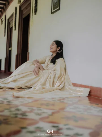 കടും വേനലിൽ
 തറവാടിന്റെ അകത്തളങ്ങളിൽ നടക്കുമ്പോൾ 
മണ്ണിന്റെ തണുതണുത്ത ജീവനിൽ തൊട