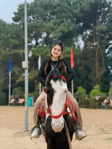 Chasing horizons on horseback. 🏇