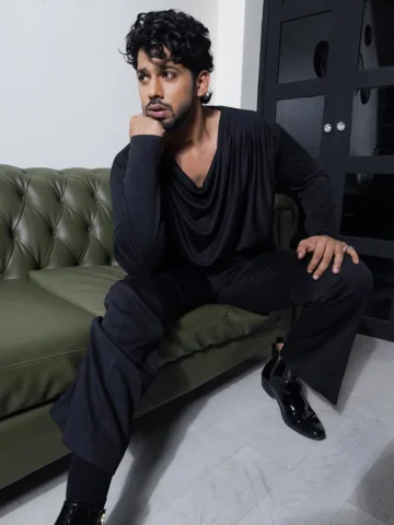 Nothing loud, Just me ♣️

Exclusively styled by
@nagma_the_fashion_hub
@designer