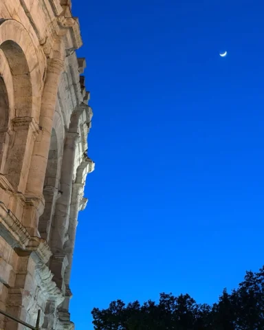Arena romana em Nîmes, nesta segunda-feira. Céu de azul francês.