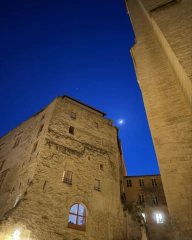 A lua e Júpiter sobre o palácio dos Papas em Avignon.