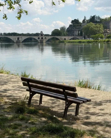 Para meditar, na Pont d’Avignon.