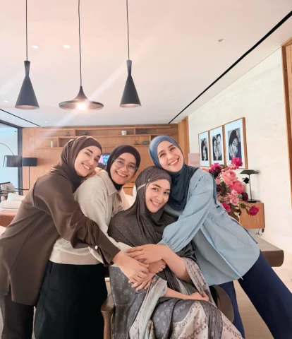Nemu kata2 bagus "Tidaklah Allah mempercepat, tidak juga Allah memperlambat. Tap