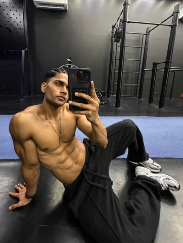 Mr Steal your girlfriend🫣
.
.
📍- @elitefitxdubaidatesnutrition 
.
.
.
#teamluc