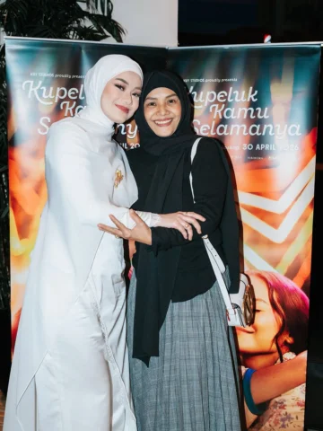 Postingan pertama ini, Dinda dedikasikan untuk ibunda tercinta, mama @hulwatihus