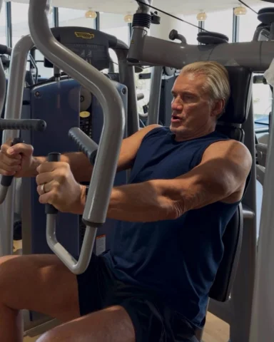 Getting my chest workout done in Palm Beach - shorter, heavier, stricter. 😎✨