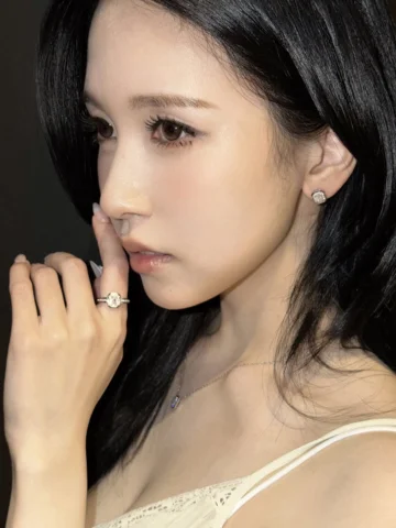ブシュロンの本店を構えるパリ・ヴァンドーム広場を俯瞰で捉えた
八角形のフォルムをデザインに取り入れた「ヴァンドーム リズレ」

ブラックラッカーのラインが映えて