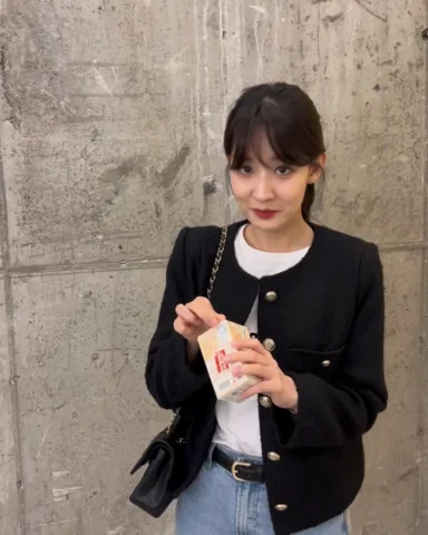 눈부신 날씨에 잦은 나들이, 다정한 대화들. 요즘만 같았으면 좋겠다고 느끼는 나날입니다. 오늘은 촬영 지원을 해드렸던 다큐멘터리 시사회에 초대받
