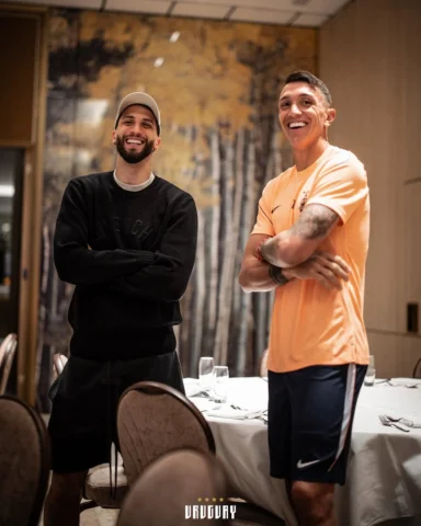 Rodri Bentancur de visita en la concentración celeste en Londres 🩵