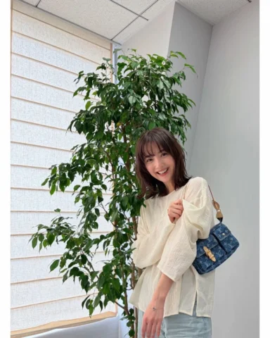 .
ルイヴィトンのモノグラムが、モダンなデニムブルーに🩵
デニム✖️モノグラムの組み合わせがカジュアルな感じで好き☺︎
可愛いブレスレットも✨

@LOUIS
