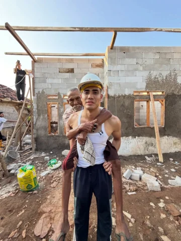 Aisar : Rumah abah bakal siap sebentar sahaja lagi , 

Abah : Ya jadi kenapa nak