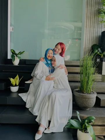 Setiap perempuan punya “kisah”..

Tak semua terlihat, tak semua terdengar..

Nam