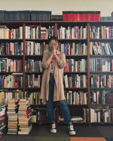 📚 Trabajar en mi librería es algo realmente especial. 

Estar rodeada de tantas