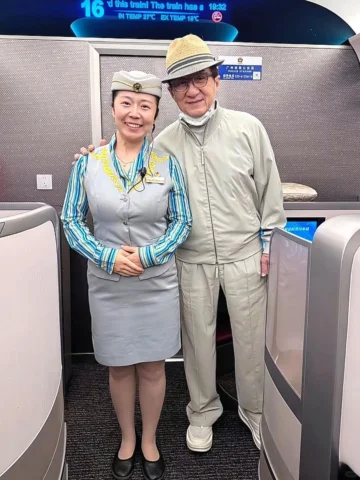 Yes, Jackie Chan uses public transport 🚄  Big Brother has been spotted on the h