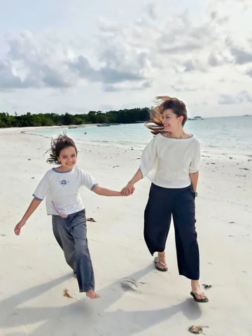 Pantai, angin, dan geng lengkap.
Liburan keluarga,
yang ingin disimpan lama. ☀️