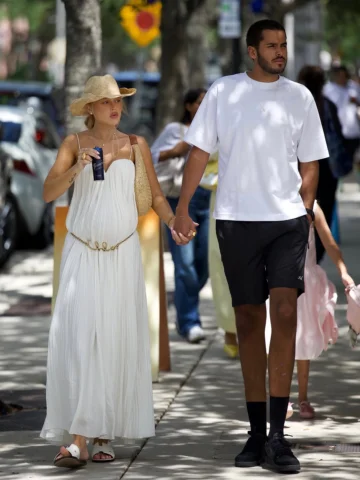 Living the Miami life with my 6’7” man 
Tomando minha aguinha tônica zero que eu