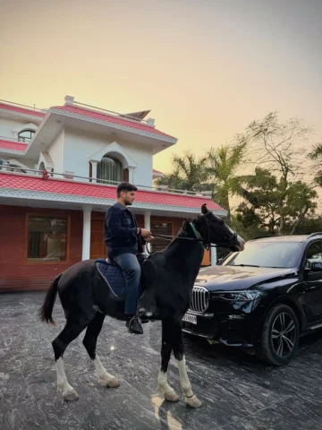 ज़िद जुनून और जज्बातों से भरा हूँ 
मैं बहुत अच्छा और अच्छा खासा बुरा हूँ। 

#the