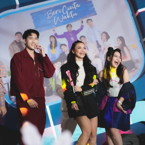 First love fest 🩷🥰
#BeriCintaWaktu @sctv 

Makeup: @pupuuttss 
Hairdo: @robert