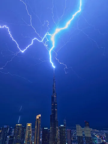 A moment worth pausing for ⚡️✨ #Dubai