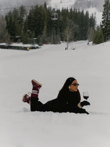 Brrr babyy brrr 🥶❄️ 🍷

Snowsuit: @halfdays 
Boots: @moonboot 
Sunnies: @lespec