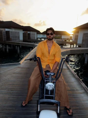 Chasing sunsets in style🍊🍁

Outfit ; @deluxe_collection_kurla 

📍 @avanimaldi