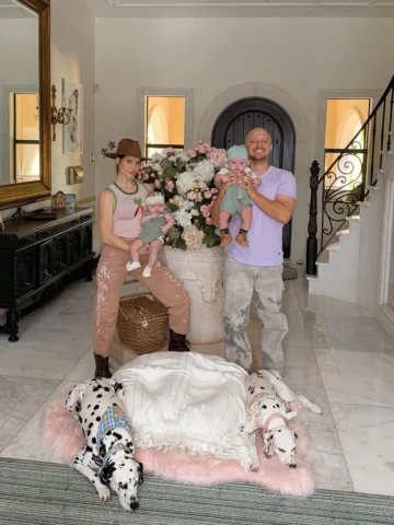 Twins first Easter🤝🐰

Guess who won the Easter egg decorating competition… 🙋�