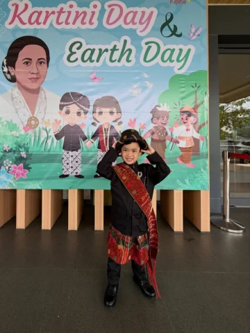 Today @gin_dirga is wearing traditional Batak Mandailing attire to celebrate Kar