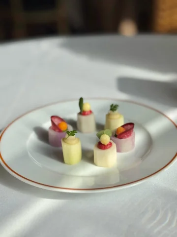 Dans les assiettes de l’Arpège,
les dernières notes d’hiver s’élancent dans un c