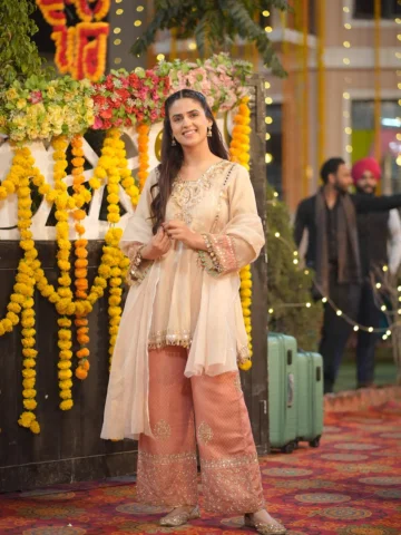 🤍🤍🤍
Outfit by @vari_by_jazzkaur 🌸
.
.
.
#pranjaldahiya #kaleshichori