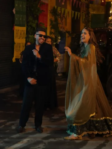 Ek naache, eek dekhe…. Scene ghana tight se😂