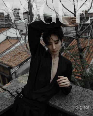 #VogueECover 李洙赫有一種跨越時空的獨特魅力，他的眼神、他的嗓音，常常會在時間流裡，讓人遺落分秒、忘卻何夕。我們想從他的時尚視角，來探尋台灣感性之美