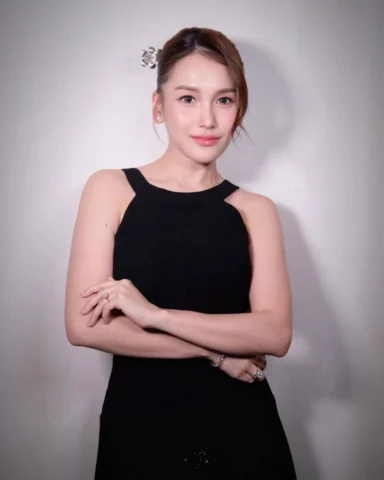 🖤 어젯밤 

Make up @candrazhang 
Hairdo @vieky_cung 
Dress @rikawirtjes @rikawirtj