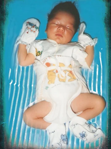 Dulu, di foto ini aku cuma seorang bayi kecil yang belum tau apa2 tentang dunia.