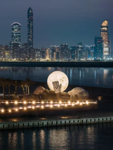 We just installed a large scale work in Abu Dhabi that was unveiled today!

At S
