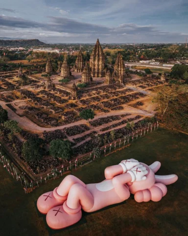 Happy Easter!!

KAWS:HOLIDAY INDONESIA
19 - 31 Aug 2023
Prambanan Temple 

#KAWS