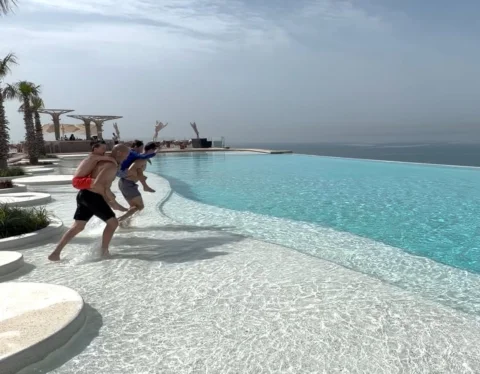 Pool in the sky!
@regnumthecrown 
@regnumcarya