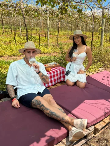 🧺🍷👩🏽‍❤️‍👨🏼