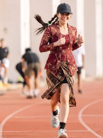 Hari ini lari versi “kebaya” —walau cuma AI 😄
Tapi semangatnya tetap nyata.

Te