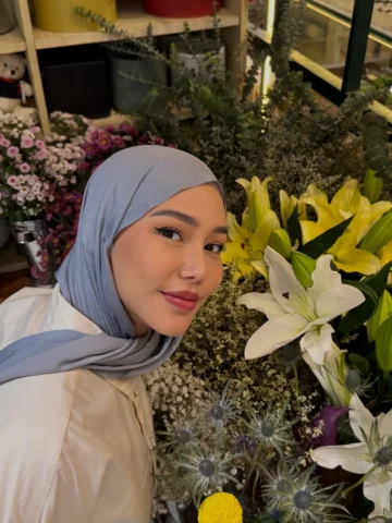 Florist date with myself 🌷🎀 ✨

 Pants from @riamirandaofficial X @3mongkis 🤍