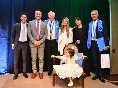 Honoris causa …Y este momento se vuelve todavía  más especial
cuando miro y veo 