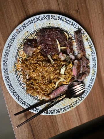Tengah malam kelaparan, buka kulkas ada daging, buka lemari ada indomie, ya kita